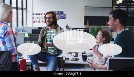 Image de bulles de discours sur divers hommes d'affaires pendant la réunion Banque D'Images