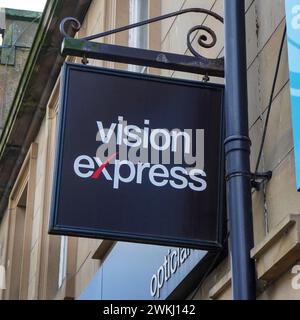 Enseigne suspendue pour la boutique d'opticiens Vision Express. Banque D'Images