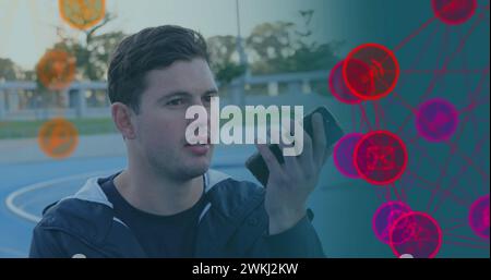 Image d'un réseau de connexions sur un homme cuacasien handicapé assis en fauteuil roulant Banque D'Images