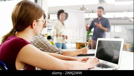 Image de points lumineux sur une femme caucasienne handicapée avec divers gens d'affaires Banque D'Images
