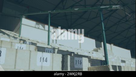 Les sièges vides du stade se prélassent à la lumière du soleil, avec un espace de copie Banque D'Images