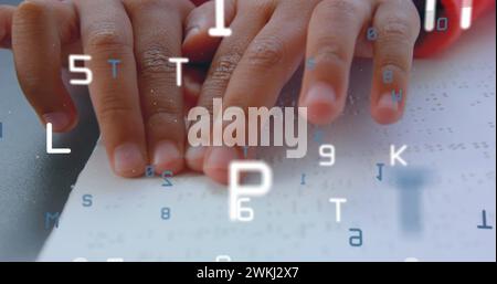 Image de lettres au-dessus des mains lisant le braille Banque D'Images