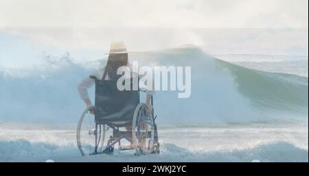 Image de paysage marin au-dessus d'une femme cuacasienne handicapée assise en fauteuil roulant Banque D'Images