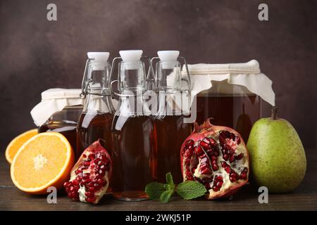 Savoureux kombucha, menthe et fruits frais sur table en bois Banque D'Images