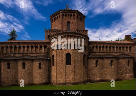 Sept absides et une arcade aveugle décorative ou bande de Lombard à l'extrémité est de la basilique du monastère bénédictin de Santa Maria de Ripoll dans la province de Gérone, Catalogne, Espagne. La basilique, fondée en 1032, est un bel exemple d'architecture romane ou romane lombarde. Le monastère a été radicalement restauré dans les années 1800 Banque D'Images