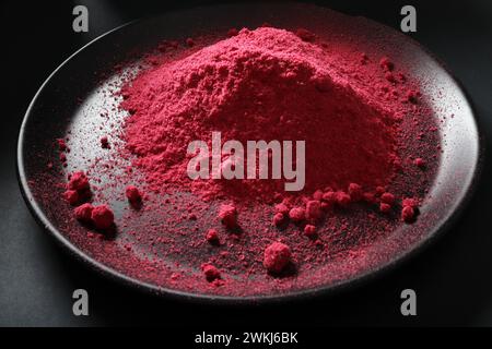 Gros plan sur la poudre de framboise. Prise de vue en studio. Banque D'Images