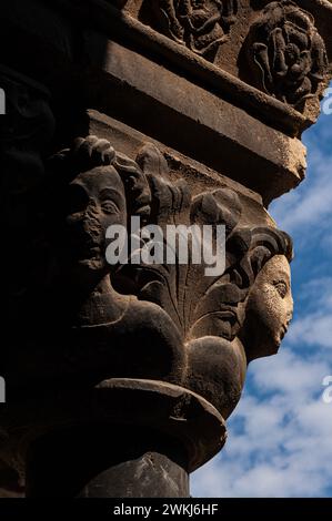 Visages sur la capitale romane en pierre sculptée Lombard dans le cloître au monastère de Santa Maria de Ripoll dans la province de Gérone, Catalogne, Espagne. Cette capitale se trouve au niveau inférieur plus tôt du cloître. Banque D'Images