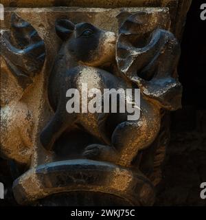 Agneau de Dieu. Capitale romane de pierre sculptée Lombard dans le cloître au monastère de Santa Maria de Ripoll dans la province de Gérone, Catalogne, Espagne. Cette capitale se trouve au niveau inférieur plus tôt du cloître. Banque D'Images