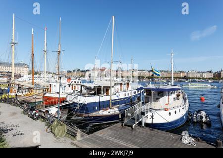 Navires historiques amarrés par l'ancienne installation de la Marine par le quai d'Ostra Brobanken sur l'île de Skeppsholmen dans le lac Saltsjon Stockholm Banque D'Images