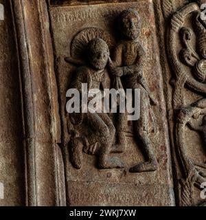 Martyre de Saint Paul l'Apôtre (c. 4 EC à c. 64 EC) qui, selon la tradition, a été décapité à Rome et est mort en martyr pour sa foi chrétienne. Sculpté en relief dans archivolt sur le côté droit de l'entrée de la basilique du monastère de Santa Maria de Ripoll dans la province de Gérone, Catalogne, Espagne. L'entrée a été sculptée au milieu des années 1100 dans un style roman lombard. Banque D'Images