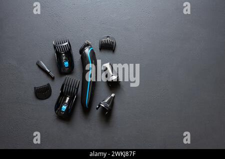 Tondeuse barbe et cheveux, tondeuse chargée avec accessoires de rasage, vue de dessus Banque D'Images