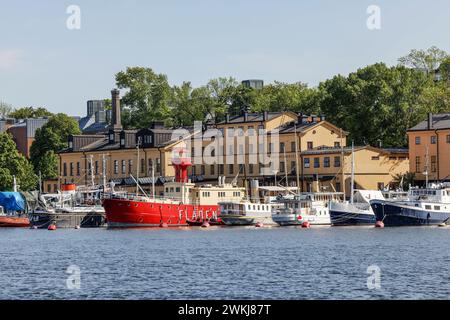 Navires historiques amarrés par l'ancienne installation de la marine Torpedo et mine Works près du quai à Ostra Brobanken sur l'île de Skeppsholmen dans le lac Saltsjon Stockholm Banque D'Images