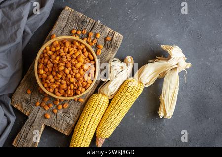Noix de maïs grillées salées avec épices et sauce dans un bol, Nut concept Banque D'Images