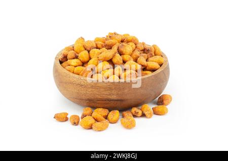 Noix de maïs grillées salées avec épices et sauce dans un bol isolé sur fond blanc Banque D'Images
