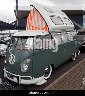 Vue de trois quarts de face d'une Volkswagen type 2 (T1) de 1964, 'double porte Walk-through Camper dans l'emblématique vente aux enchères, au festival Silverstone 2023 Banque D'Images