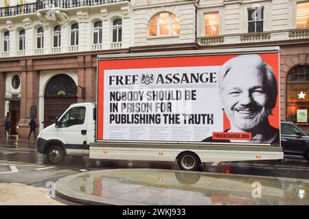 Londres, Angleterre, Royaume-Uni. 21 février 2024. Les partisans se rassemblent devant la haute Cour le deuxième jour de l'audience d'extradition de Julian Assange. (Crédit image : © Vuk Valcic/ZUMA Press Wire) USAGE ÉDITORIAL SEULEMENT! Non destiné à UN USAGE commercial ! Banque D'Images