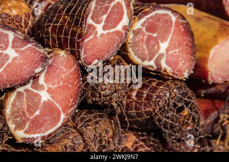 Délicieux morceaux de viande fumée exposés à la vente sur le marché présenté à la vente sur un marché fermier dans le village de Kacarevo, gastro bacon et viande sèche Banque D'Images