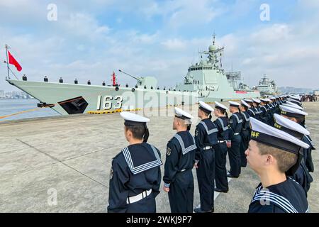 Guangzhou, province chinoise de Guangdong. 21 février 2024. La 46e flotte de la marine de l'Armée populaire de libération chinoise part d'un port militaire de Zhanjiang, dans la province du Guangdong, au sud de la Chine, le 21 février 2024. La 46e flotte de la marine de l'Armée populaire de libération chinoise (APL) a quitté mercredi un port militaire de la ville côtière de Zhanjiang, dans la province du Guangdong, au sud de la Chine, pour reprendre une mission d'escorte de la 45e flotte navale dans le golfe d'Aden et les eaux au large Somalie. Crédit : Yang Jie/Xinhua/Alamy Live News Banque D'Images