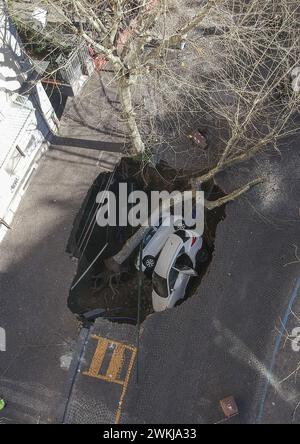 Naples, Italie. 21 février 2024. Dans le quartier de Vomero à Naples, où deux voitures, l'une garée et l'autre en transit, ont été englouties par un grand gouffre qui s'est ouvert dans la région de San Martino, pour des raisons encore à déterminer. Crédit : Agence photo indépendante/Alamy Live News Banque D'Images