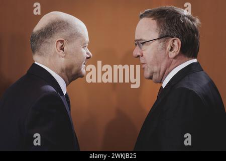 L-R Olaf Scholz SPD, Bundeskanzler, und Boris Pistorius SPD, Bundesminister der Verteidigung, aufgenommen im Rahmen der woechentlichen Sitzung des Kabinetts in Berlin, 21.02.2024. Berlin Deutschland *** l R Olaf Scholz SPD , chancelier fédéral, et Boris Pistorius SPD , ministre fédéral de la Défense, prise lors de la réunion hebdomadaire du cabinet à Berlin, 21 02 2024 Berlin Allemagne Copyright : xFlorianxGaertnerx Banque D'Images