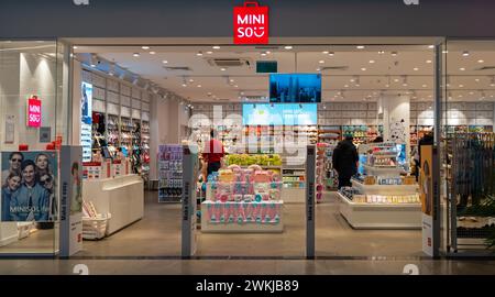 Enseigne du logo Miniso Store au-dessus de l'entrée de la boutique. Minsk, Biélorussie - 21 février 2024 Banque D'Images