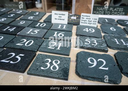 Lakeland Slate Company vendant des numéros de maison fabriqués à partir d'ardoise locale Keswick Lake District Cumbria. Banque D'Images