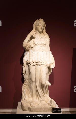 Sculpture romaine gréco de Selene, exposée au Musée archéologique d'Antalya, Turquie. Banque D'Images