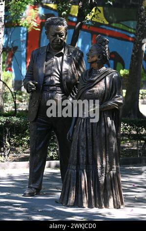 Statuen von Frida Kahlo und Diego Rivera im Frida Kahlo Park, Coyoacan, Mexiko Stadt *** statues de Frida Kahlo et Diego Rivera dans Frida Kahlo Park, Coyoacan, Mexico Banque D'Images