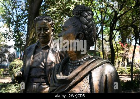 Statuen von Frida Kahlo und Diego Rivera im Frida Kahlo Park, Coyoacan, Mexiko Stadt *** statues de Frida Kahlo et Diego Rivera dans Frida Kahlo Park, Coyoacan, Mexico Banque D'Images