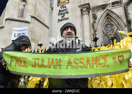 Londres, Angleterre, Royaume-Uni. 21 février 2024. Le manifestant tient une bannière lors du rassemblement. Les manifestants se rassemblent devant les cours royales de justice pour la libération du fondateur de Wikileaks Julian Assange, le deuxième jour de son appel contre son extradition vers les États-Unis. (Crédit image : © Thomas Krych/ZUMA Press Wire) USAGE ÉDITORIAL SEULEMENT! Non destiné à UN USAGE commercial ! Banque D'Images