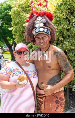 Touriste avec danseur tribal masculin, Samoa Cultural Village, Beach Road, Apia, Upolu Island, Samoa Banque D'Images