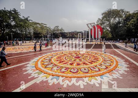 Dhaka, Bangladesh. 21 février 2024. Le monument martyr Central Shaheed Minar est décoré de fleurs pendant la Journée internationale de la langue maternelle. Les Bangladais rendent hommage au monument du martyr, ou Shaheed Minar, lors de la Journée internationale de la langue maternelle à Dhaka, la Journée internationale de la langue maternelle est célébrée en commémoration du mouvement où un certain nombre d'étudiants sont morts en 1952, défendant la reconnaissance du bengali comme langue officielle de l'ancien Pakistan oriental, aujourd'hui Bangladesh. (Photo de Sazzad Hossain/SOPA images/SIPA USA) crédit : SIPA USA/Alamy Live News Banque D'Images