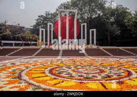 Dhaka, Bangladesh. 21 février 2024. Le monument martyr Central Shaheed Minar est décoré de fleurs pendant la Journée internationale de la langue maternelle. Les Bangladais rendent hommage au monument du martyr, ou Shaheed Minar, lors de la Journée internationale de la langue maternelle à Dhaka, la Journée internationale de la langue maternelle est célébrée en commémoration du mouvement où un certain nombre d'étudiants sont morts en 1952, défendant la reconnaissance du bengali comme langue officielle de l'ancien Pakistan oriental, aujourd'hui Bangladesh. Crédit : SOPA images Limited/Alamy Live News Banque D'Images