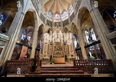 Abside hémisphérique et chœur gothique, avec un imposant retable représentant la lapidation de Saint Étienne, le premier martyr chrétien, la cathédrale de Toulouse Banque D'Images