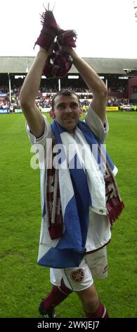 COEURS V HIBS, TYNECASTLE, 21/5/00. Colin Cameron célèbre. Banque D'Images