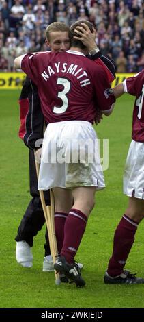 COEURS V HIBS, TYNECASTLE, 21/5/00. Les cœurs célèbrent. Banque D'Images