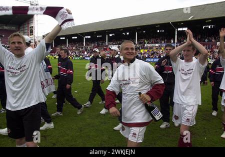 COEURS V HIBS, TYNECASTLE, 21/5/00. Les joueurs de cœur célèbrent. Banque D'Images