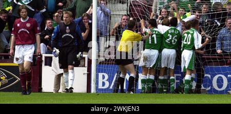 COEURS V HIBS, TYNECASTLE, 21/5/00. Les Hibs célèbrent leur égaliseur. Banque D'Images