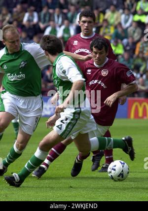 COEURS V HIBS, TYNECASTLE, 21/5/00. Darren Jackson fait des ravages dans la défense des hibs. Banque D'Images