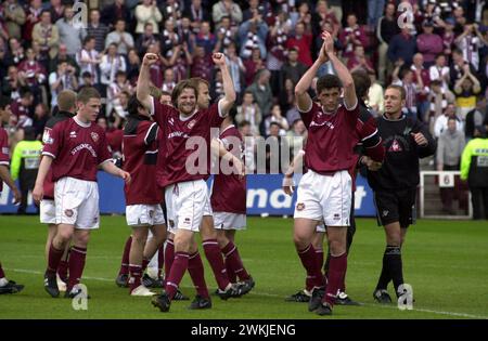 COEURS V HIBS, TYNECASTLE, 21/5/00. Les cœurs célèbrent leur victoire. Banque D'Images