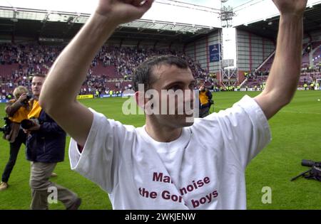 COEURS V HIBS, TYNECASTLE, 21/5/00. Colin Cameron célèbre Banque D'Images