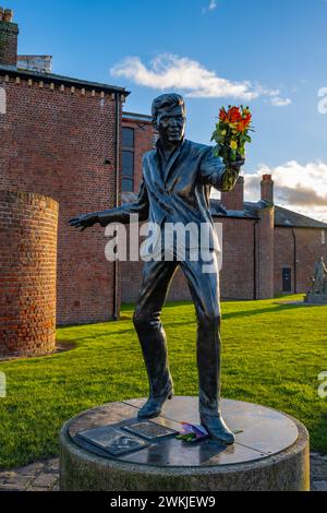 Statue hommage à Billy Fury au Royal Albert Dock, Liverpool L3 4AQ Banque D'Images