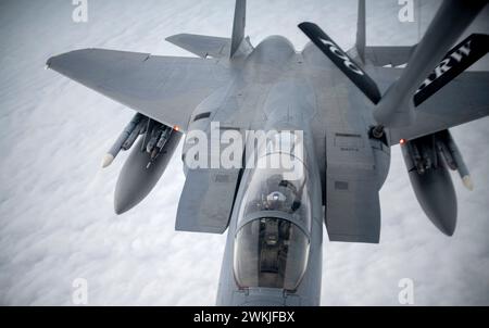 Un F-15C Eagle de l'US Air Force est ravitaillé par un KC-135 lors de l'exercice point Blank au large des côtes anglaises, janvier 30, 2020. Photo de Emerson Nuñez Banque D'Images