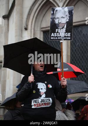 Londres, Royaume-Uni. 21 février 2024. Les partisans de Julian Assange protestent contre son extradition aux États-Unis où il risque d'affronter la vie derrière les barreaux à la Royal courts of Justice de Londres le jeudi 21 février 2024. Les deux jours d'audience devant un juge sont la dernière chance pour Julian Assange d'obtenir un appel pour arrêter son extradition. Photo de Hugo Philpott/UPI crédit : UPI/Alamy Live News Banque D'Images