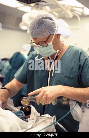 Le médecin Phil Hammond des années 1980 du NHS donne de l'oxygène à un bébé qui vient de naître par césarienne au Royal United Hospital Bath. Somerset, Angleterre vers 1988. ANNÉES 1980 ROYAUME-UNI HOMER SYKES Banque D'Images