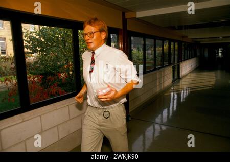 Docteur Phil Hammond courant avec des échantillons de sang à analyser, la machine de son unité de soins spéciaux est tombée en panne. Bain Royal United Hospital. Bath, Somerset, Angleterre 1988 1980s UK HOMER SYKES Banque D'Images