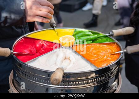 Traditionnel turc ottoman bâton fait à la main Macun. Pâte ottomane traditionnelle sucrée osmanli macunu dans la rue d'Istanbul. Bonbon en pâte ottomane. Banque D'Images