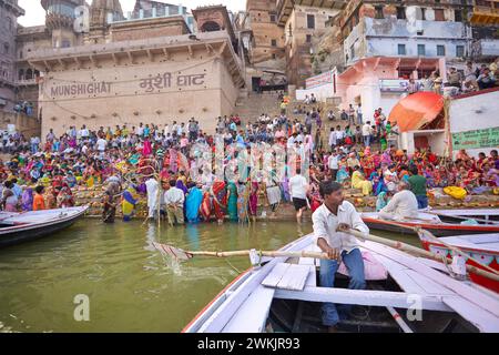 La 'cérémonie de Puja' sur le fleuve Gange dans le Munshighat, Varanasi, Uttar Pradesh, Inde. Banque D'Images