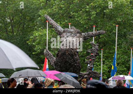 Monument de l'esclavage au Festival Keti Koti sous la pluie à Amsterdam pays-Bas 1-7-2022 Banque D'Images