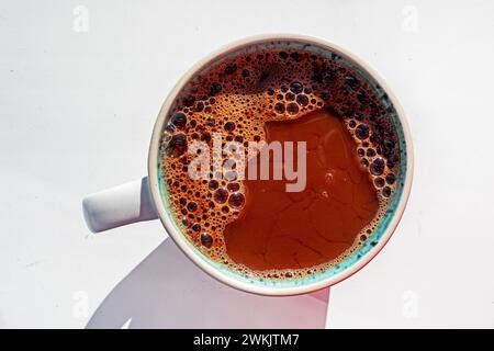 tasse de chocolat chaud se tient sur un fond blanc. flat lay Banque D'Images